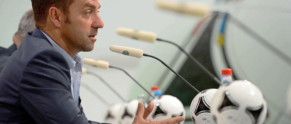 Helm ab zur Pressekonferenz. Hansi Flick gelobt, verbal abzurüsten.