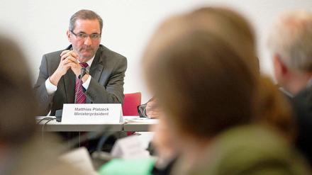 Der brandenburgische Ministerpräsident gerät im Hauptausschuss des Landtages wegen des BER-Debakels in Bedrängnis.