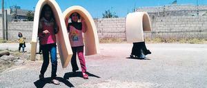 Kleines Glück. Junge Syrerinnen aus Houla bei Homs mit gespendeten Matratzen Anfang Juni. Foto: Reuters