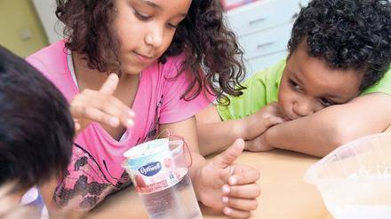Drittklässler in der Teltow-Grundschule experimentieren mit Wasser.