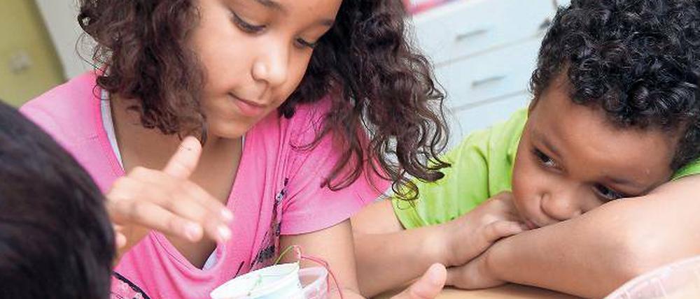 Drittklässler in der Teltow-Grundschule experimentieren mit Wasser.