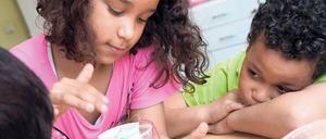 Drittklässler in der Teltow-Grundschule experimentieren mit Wasser.