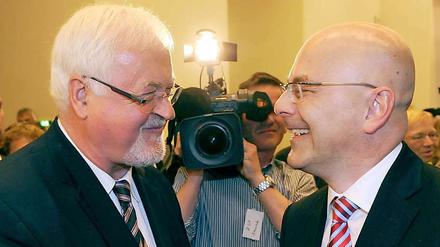 Peter Harry Carstensen (CDU, li.) begrüßt seinen Amtsnachfolger, Torsten Albig (SPD).