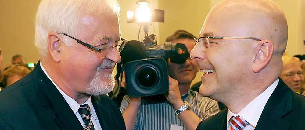 Peter Harry Carstensen (CDU, li.) begrüßt seinen Amtsnachfolger, Torsten Albig (SPD).