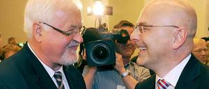Peter Harry Carstensen (CDU, li.) begrüßt seinen Amtsnachfolger, Torsten Albig (SPD).