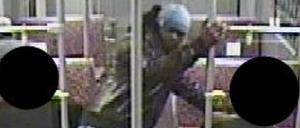 Dieser Mann wird als mutmaßlicher Räuber von der Polizei gesucht.