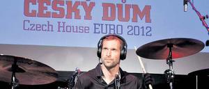 Schon Turnier-Rhythmus. Petr Cech gewann mit Chelsea die Champions League. Nun hat er mit der tschechischen Mannschaft bei der EM viel vor. Zur Einstimmung auf das nächste Spiel trat er mit der tschechischen Band Eddie Stoilow in Breslau auf.
