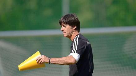 Joachim Löw verteilt die Hütchen, aber er verrät noch nicht an wen.