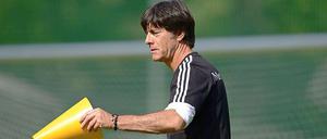 Joachim Löw verteilt die Hütchen, aber er verrät noch nicht an wen.