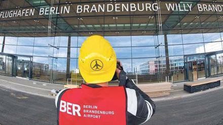 Klares Ziel, trübe Aussichten. Ob der Großflughafen Willy Brandt zum neuen Termin am 17. März eröffnet wird, gilt bereits jetzt als umstritten. Foto: dpa
