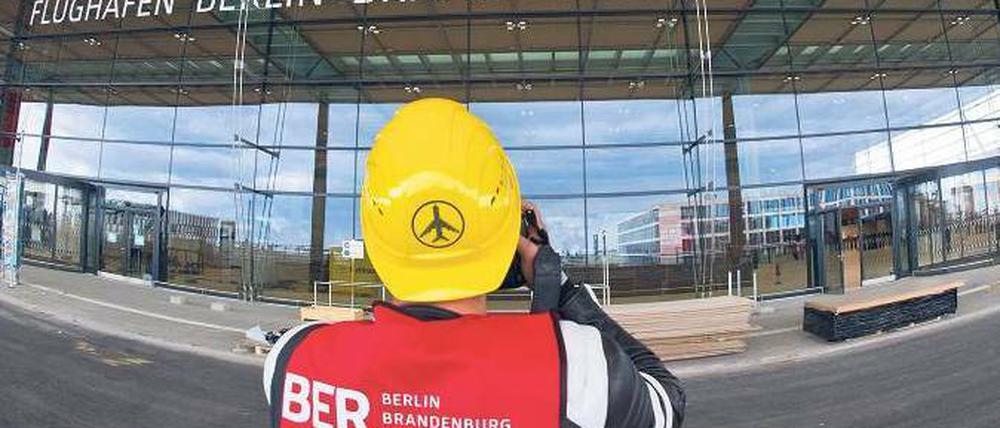 Klares Ziel, trübe Aussichten. Ob der Großflughafen Willy Brandt zum neuen Termin am 17. März eröffnet wird, gilt bereits jetzt als umstritten. Foto: dpa