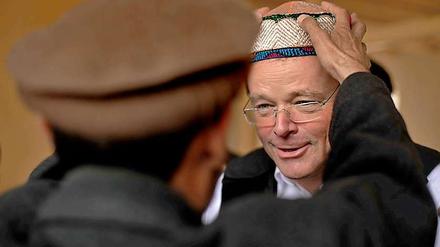 Dirk Niebel war mehrfach bereits in Afghanistan, aber im März hat sich seine Dienstreise besonders gelohnt, weil er für seine Berliner Wohnung einen neuen Teppich erstanden hatte, den er aber Wochen später am Zoll vorbei in Deutschland einführte. 