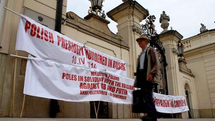 Politik vor dem Spiel: "Polens Präsident in Russland ermordet - 10. April 2010" und "Willkommen in Polen. Polen in Solidarität mit den Russen gegen KGB und Putin. Anna Politkovskaya - wir erinnern uns!" steht auf Transparenten am Präsidentenpalast in der polnischen Hauptstadt. Kaczynski war mit 95 weiteren Personen beim Absturz seines Dienstflugzeugs am 10. April 2010 im weissrussischen Smolensk verunglückt.