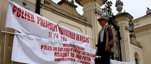 Politik vor dem Spiel: "Polens Präsident in Russland ermordet - 10. April 2010" und "Willkommen in Polen. Polen in Solidarität mit den Russen gegen KGB und Putin. Anna Politkovskaya - wir erinnern uns!" steht auf Transparenten am Präsidentenpalast in der polnischen Hauptstadt. Kaczynski war mit 95 weiteren Personen beim Absturz seines Dienstflugzeugs am 10. April 2010 im weissrussischen Smolensk verunglückt.