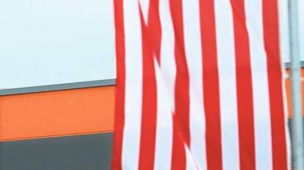 Lokalpatrioten. Das amerikanische Managment gibt dem Werk in Frankfurt (Oder) eine Galgenfrist. Die Hälfte der Beschäftigten werde länger gebraucht, hieß es. Foto: dpa-Zentralbild