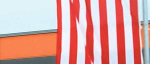 Lokalpatrioten. Das amerikanische Managment gibt dem Werk in Frankfurt (Oder) eine Galgenfrist. Die Hälfte der Beschäftigten werde länger gebraucht, hieß es. Foto: dpa-Zentralbild