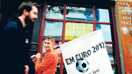 Allzeit bereit. Adam Gusowski ist vorbereitet und rennt nur noch mit EM-Flagge durch die Straßen.