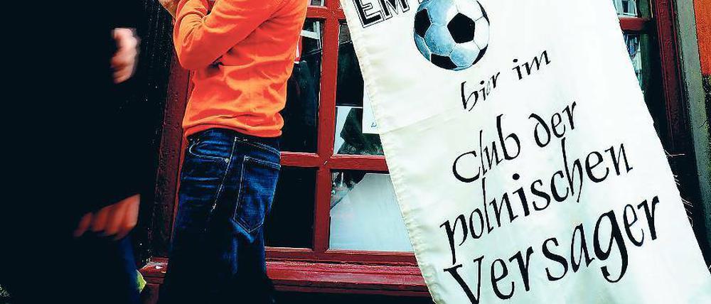 Allzeit bereit. Adam Gusowski ist vorbereitet und rennt nur noch mit EM-Flagge durch die Straßen.