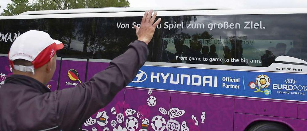Ich grüße sie! Der Weg des deutschen Mannschaftsbusses führt nur über Holland ins Viertelfinale.
