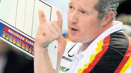 So knapp kann das werden. Bundestrainer Vital Heynen hat trotz der starken Konkurrenten beim Qualifikationsturnier in Berlin keine Angst. Foto: dpa