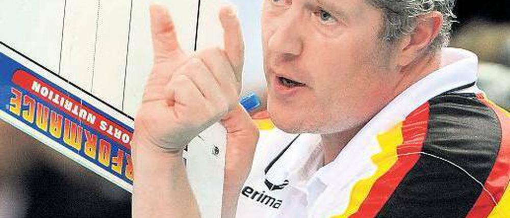 So knapp kann das werden. Bundestrainer Vital Heynen hat trotz der starken Konkurrenten beim Qualifikationsturnier in Berlin keine Angst. Foto: dpa