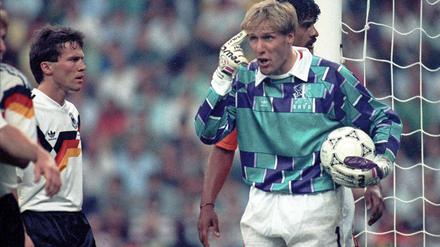 EM-Achtelfinale 1990: Es geht hoch her, Rudi Völler und Frank Rijkaard fliegen vom Platz - und mittendrin Keeper Hans van Breukelen.
