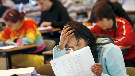 Das Abitur des Doppeljahrgangs ist an Berlins Schulen fast geschafft - und die Ergebnisse sind besser als befürchtet.