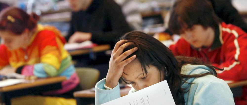 Das Abitur des Doppeljahrgangs ist an Berlins Schulen fast geschafft - und die Ergebnisse sind besser als befürchtet.