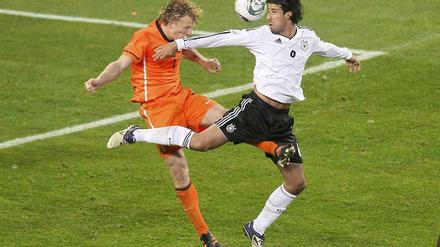 Wer spielt Deutsch, wer spielt holländisch? Dirk Kuyt (l.) und Sami Khedira