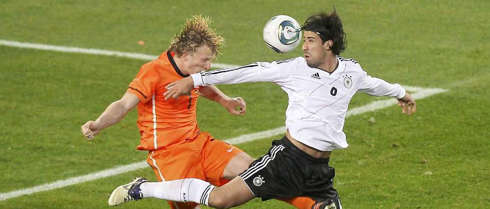 Wer spielt Deutsch, wer spielt holländisch? Dirk Kuyt (l.) und Sami Khedira