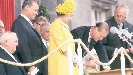 In Gelb. Willy Brandt, die Queen, Prinz Philip 1965 am Rathaus Schöneberg.Foto: dpa/pa