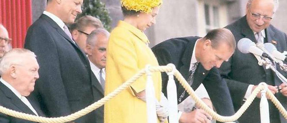 In Gelb. Willy Brandt, die Queen, Prinz Philip 1965 am Rathaus Schöneberg.Foto: dpa/pa
