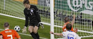 Im Viertelfinale schaltet Russland das favorisierte Holland aus. Andrej Arschawin spielt sich zum Superstar auf.