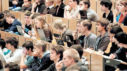 Bezahlt vom Staat. Der DGB will darum mehr gesellschaftliche Kontrolle.