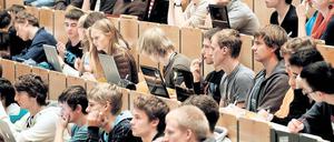 Bezahlt vom Staat. Der DGB will darum mehr gesellschaftliche Kontrolle. 