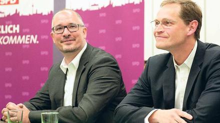 Einer wird gewinnen. Berlins Sozialdemokraten entscheiden am heutigen Sonnabend über den nächsten SPD-Landesvorsitzenden – die Wahl zwischen Jan Stöß (li.) und Michael Müller gilt auch als Votum über die Politik des Regierenden Klaus Wowereits. Foto: dpa/Kahnert