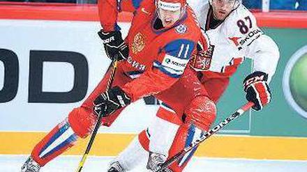 Mein Freund, der Puck. Jewgeni Malkin (l.) ist bisher Topscorer bei der WM. Foto: dpa
