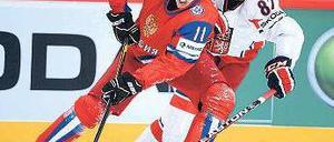 Mein Freund, der Puck. Jewgeni Malkin (l.) ist bisher Topscorer bei der WM. Foto: dpa