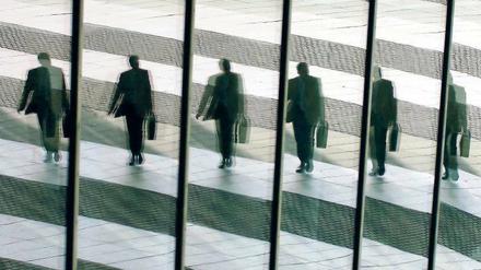 Ohne Profil. Wenn der Chef keine Lust hat, überträgt sich aufs ganze Team. Führungskräfte sollten für ihre Mitarbeiter greifbar sein. Foto: dpa