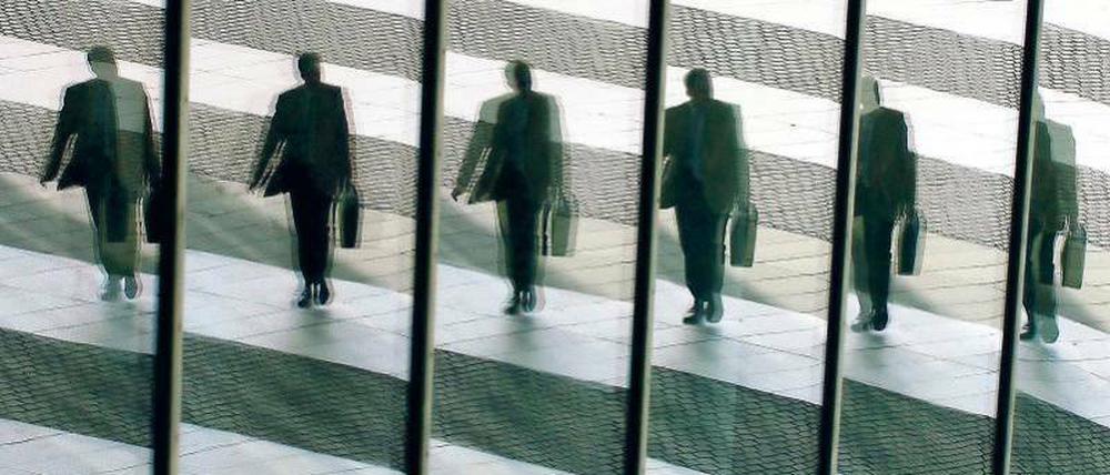 Ohne Profil. Wenn der Chef keine Lust hat, überträgt sich aufs ganze Team. Führungskräfte sollten für ihre Mitarbeiter greifbar sein. Foto: dpa