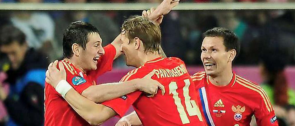 Russlands Roman Pawljutschenko (M.) bejubelt mit seinen Mitspielern einen Treffer.