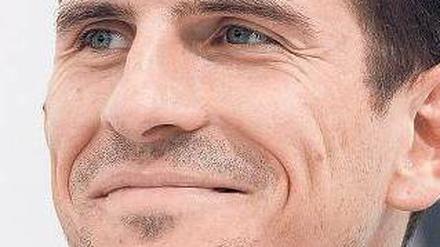 Durchaus fröhlich. Mario Gomez bei der Pressekonefernz der deutschen Mannschaft am Montag.
