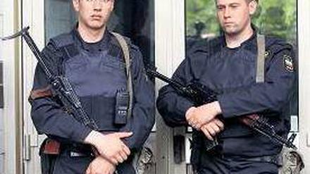 Martialisch: Polizisten vor dem Wohnhaus des Bloggers Alexej Nawalni. Foto: dapd