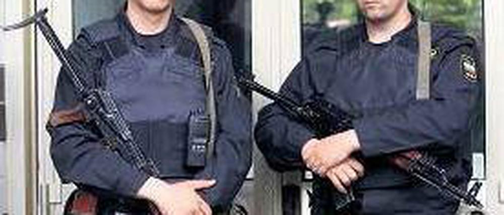Martialisch: Polizisten vor dem Wohnhaus des Bloggers Alexej Nawalni. Foto: dapd