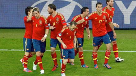 Abklatschen. Irland war für Spanien im zweiten EM-Spiel kein Prüfstein.