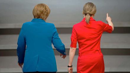 Zusammen versuchen Merkel und Schröder das Betreuungsgeld gegen den Widerstand in der Regierung durchzusetzen.