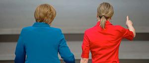 Zusammen versuchen Merkel und Schröder das Betreuungsgeld gegen den Widerstand in der Regierung durchzusetzen.
