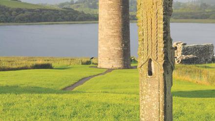 Rätselhaft. Devenish Islands steinerne Bauten und Kreuze werfen Fragen auf.
