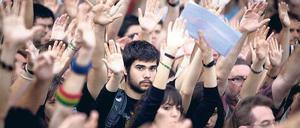 Hände zum Himmel. Junge Menschen protestieren in Barcelona gegen die Arbeitslosigkeit. In Spanien hat fast jeder zweite Jugendliche keinen Job. Foto: Polaris/laif