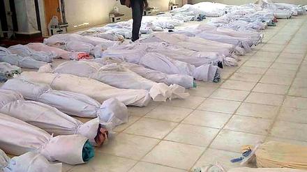 Schrecken ohne greifbares Ende. Dieses Bild wurde von der syrischen Bürgerplattform Houla Media Center am Ende Mai auf Facebook publiziert. Es zeigt mit weißen Tüchern abgedeckte Leichen. Die Menschen wurden den Angaben zufolge beim Massaker von Houla getötet.